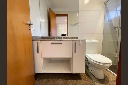 Casa de condomínio para alugar com 230m², 4 quartos e 4 vagas Casa de condomínio para alugar com 230m², 4 quartos e 4 vagasBanheiro 3