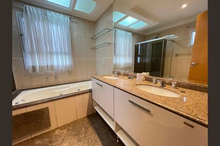 Casa de condomínio para alugar com 230m², 4 quartos e 4 vagas Casa de condomínio para alugar com 230m², 4 quartos e 4 vagasBanheiro 4
