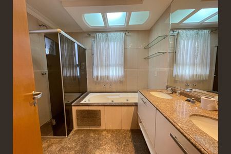 Casa de condomínio para alugar com 230m², 4 quartos e 4 vagas Casa de condomínio para alugar com 230m², 4 quartos e 4 vagasBanheiro 4