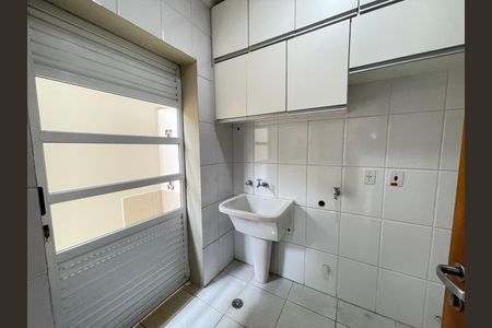 Casa de condomínio para alugar com 230m², 4 quartos e 4 vagas Casa de condomínio para alugar com 230m², 4 quartos e 4 vagasÁrea de Serviço
