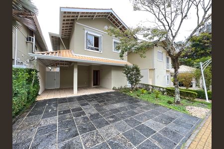 Casa de condomínio para alugar com 230m², 4 quartos e 4 vagas Casa de condomínio para alugar com 230m², 4 quartos e 4 vagasGaragem e Fachada