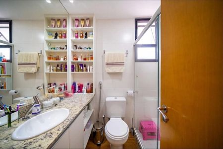 Casa de condomínio à venda com 199m², 4 quartos e 2 vagas Casa de condomínio à venda com 199m², 4 quartos e 2 vagasBanheiro da Suíte 1