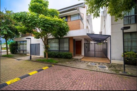 Casa de condomínio à venda com 199m², 4 quartos e 2 vagas Casa de condomínio à venda com 199m², 4 quartos e 2 vagasGaragem