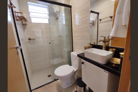 Banheiro  de apartamento à venda com 2 quartos, 45m² em Califórnia, Contagem