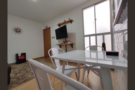 Sala de apartamento à venda com 2 quartos, 45m² em Califórnia, Contagem