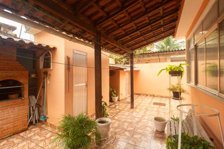 Casa à venda com 213m², 2 quartos e 3 vagas Casa à venda com 213m², 2 quartos e 3 vagasVaranda