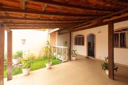 Casa à venda com 213m², 2 quartos e 3 vagas Casa à venda com 213m², 2 quartos e 3 vagasJardim