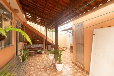 Casa à venda com 213m², 2 quartos e 3 vagas Casa à venda com 213m², 2 quartos e 3 vagasVaranda