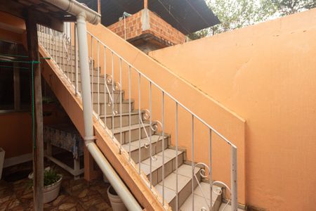 Casa à venda com 213m², 2 quartos e 3 vagas Casa à venda com 213m², 2 quartos e 3 vagasEscada