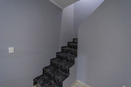 Casa para alugar com 239m², 3 quartos e 2 vagas Casa para alugar com 239m², 3 quartos e 2 vagasEscada