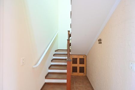 Casa de condomínio à venda com 170m², 2 quartos e 2 vagas Casa de condomínio à venda com 170m², 2 quartos e 2 vagasEscadas
