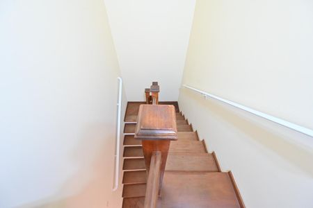 Casa de condomínio à venda com 170m², 2 quartos e 2 vagas Casa de condomínio à venda com 170m², 2 quartos e 2 vagasEscadas
