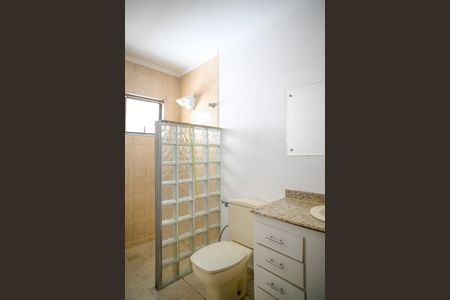 Casa à venda com 220m², 3 quartos e 2 vagas Casa à venda com 220m², 3 quartos e 2 vagasBanheiro Social