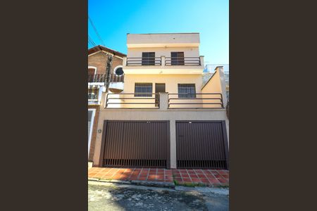 Casa à venda com 220m², 3 quartos e 2 vagas Casa à venda com 220m², 3 quartos e 2 vagasFachada
