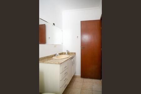 Casa à venda com 220m², 3 quartos e 2 vagas Casa à venda com 220m², 3 quartos e 2 vagasBanheiro Social