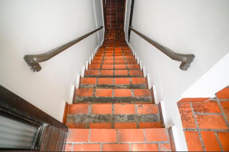 Casa à venda com 220m², 3 quartos e 2 vagas Casa à venda com 220m², 3 quartos e 2 vagasEscada de Entrada