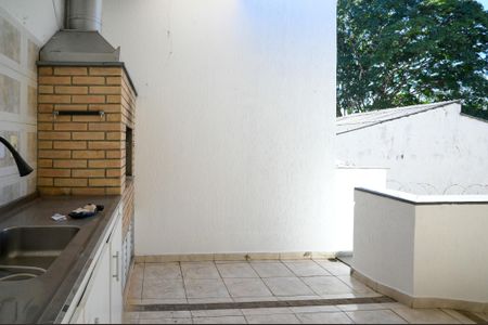 Casa à venda com 220m², 3 quartos e 2 vagas Casa à venda com 220m², 3 quartos e 2 vagasChurrasqueira