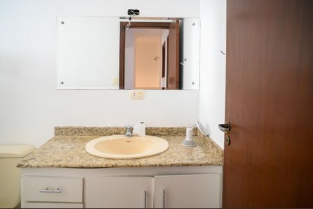 Casa à venda com 220m², 3 quartos e 2 vagas Casa à venda com 220m², 3 quartos e 2 vagasBanheiro Social