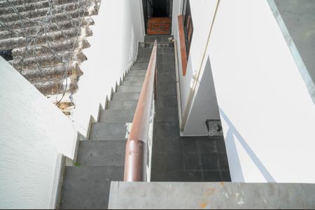 Casa à venda com 220m², 3 quartos e 2 vagas Casa à venda com 220m², 3 quartos e 2 vagasEscada para Area de Serviço