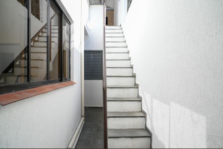 Casa à venda com 220m², 3 quartos e 2 vagas Casa à venda com 220m², 3 quartos e 2 vagasEscada para Edícula
