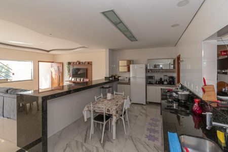 Casa à venda com 460m², 3 quartos e 2 vagas Casa à venda com 460m², 3 quartos e 2 vagasCozinha