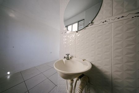 Banheiro social de casa para alugar com 1 quarto, 20m² em Jardim Coimbra, São Paulo