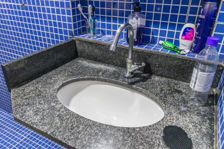 Casa de condomínio à venda com 228m², 5 quartos e 2 vagasBanheiro 2