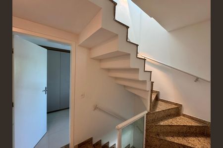 Casa à venda com 151m², 3 quartos e 2 vagas Casa à venda com 151m², 3 quartos e 2 vagasEscada