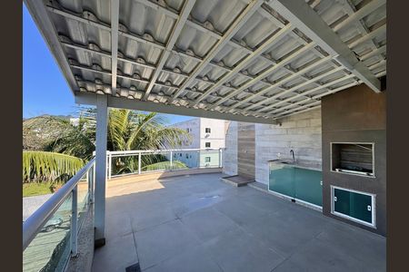 Casa à venda com 151m², 3 quartos e 2 vagas Casa à venda com 151m², 3 quartos e 2 vagasTerraço