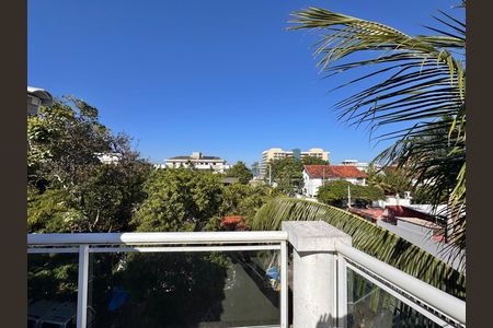 Casa à venda com 151m², 3 quartos e 2 vagas Casa à venda com 151m², 3 quartos e 2 vagasTerraço