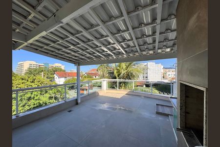 Casa à venda com 151m², 3 quartos e 2 vagas Casa à venda com 151m², 3 quartos e 2 vagasTerraço
