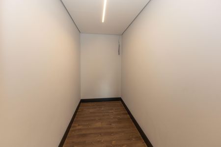 Casa de condomínio à venda com 560m², 5 quartos e 8 vagas Casa de condomínio à venda com 560m², 5 quartos e 8 vagasCloset da Suíte 4
