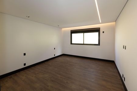 Casa de condomínio à venda com 560m², 5 quartos e 8 vagas Casa de condomínio à venda com 560m², 5 quartos e 8 vagasSuíte 2