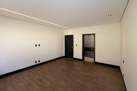 Casa de condomínio à venda com 560m², 5 quartos e 8 vagas Casa de condomínio à venda com 560m², 5 quartos e 8 vagasSuíte 2