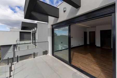 Casa de condomínio à venda com 560m², 5 quartos e 8 vagas Casa de condomínio à venda com 560m², 5 quartos e 8 vagasVaranda da Suíte 4