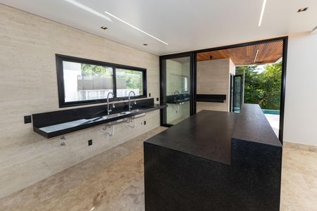 Casa de condomínio à venda com 560m², 5 quartos e 8 vagas Casa de condomínio à venda com 560m², 5 quartos e 8 vagasCozinha
