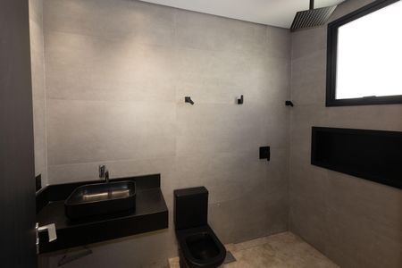 Casa de condomínio à venda com 560m², 5 quartos e 8 vagas Casa de condomínio à venda com 560m², 5 quartos e 8 vagasBanheiro da Suíte 2