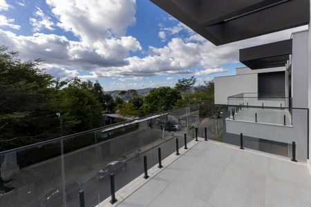 Casa de condomínio à venda com 560m², 5 quartos e 8 vagas Casa de condomínio à venda com 560m², 5 quartos e 8 vagasVaranda da Suíte 4