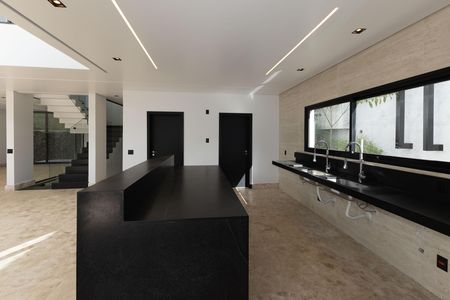 Casa de condomínio à venda com 560m², 5 quartos e 8 vagas Casa de condomínio à venda com 560m², 5 quartos e 8 vagasCozinha