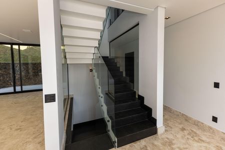 Escada de casa de condomínio à venda com 5 quartos, 560m² em Chácara Silveira Ramos, Nova Lima