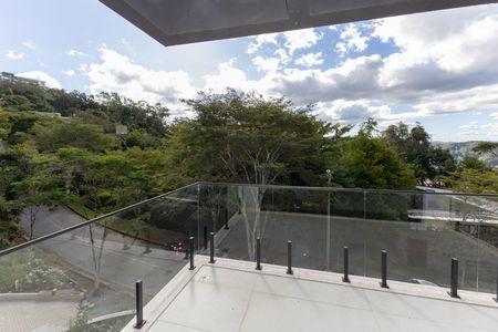 Casa de condomínio à venda com 560m², 5 quartos e 8 vagas Casa de condomínio à venda com 560m², 5 quartos e 8 vagasVaranda da Suíte 4