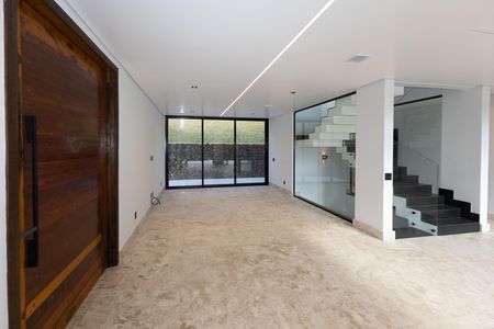 Casa de condomínio à venda com 560m², 5 quartos e 8 vagas Casa de condomínio à venda com 560m², 5 quartos e 8 vagasSala 2