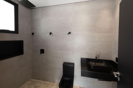 Casa de condomínio à venda com 560m², 5 quartos e 8 vagas Casa de condomínio à venda com 560m², 5 quartos e 8 vagasBanheiro da Suíte 3