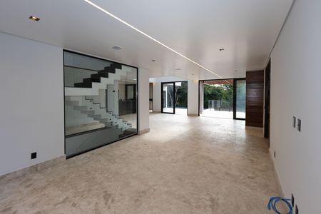 Casa de condomínio à venda com 560m², 5 quartos e 8 vagas Casa de condomínio à venda com 560m², 5 quartos e 8 vagasSala 2