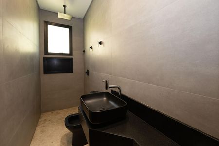 Casa de condomínio à venda com 560m², 5 quartos e 8 vagas Casa de condomínio à venda com 560m², 5 quartos e 8 vagasBanheiro da Suíte 1