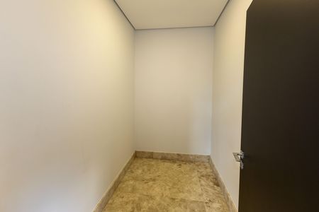 Casa de condomínio à venda com 560m², 5 quartos e 8 vagas Casa de condomínio à venda com 560m², 5 quartos e 8 vagasDispensa