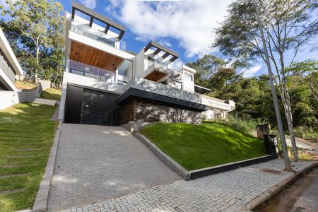 Casa de condomínio à venda com 560m², 5 quartos e 8 vagas Casa de condomínio à venda com 560m², 5 quartos e 8 vagasFachada
