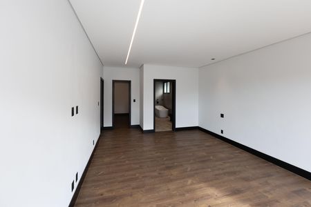 Casa de condomínio à venda com 560m², 5 quartos e 8 vagas Casa de condomínio à venda com 560m², 5 quartos e 8 vagasSuíte 4