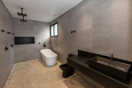 Casa de condomínio à venda com 560m², 5 quartos e 8 vagas Casa de condomínio à venda com 560m², 5 quartos e 8 vagasBanheiro da Suíte 4
