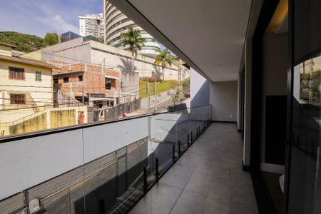 Casa para alugar com 350m², 4 quartos e 3 vagas Casa para alugar com 350m², 4 quartos e 3 vagasVaranda dos quartos 02 e 03
